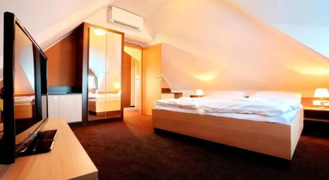 Hotel Zamek Berchtold, Rezerwuj Hotel Hotele w Píkovice z basenem, Basen