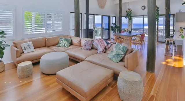 15 McAnally Drive Fabulous Family Home with Magnificent Ocean Views Pool Walk to Beach, Prenota Hotel Hotel a Queensland con parcheggio, Parcheggio