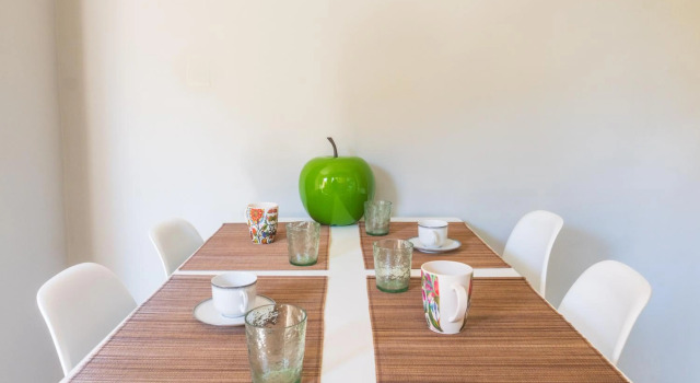 Bright 2bd apt, garden view & parking - Glyfada