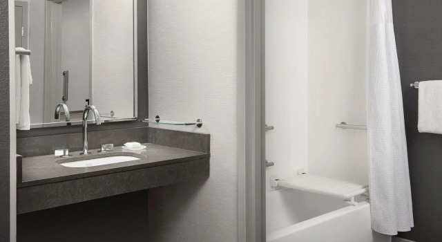 Четырёхместный номер Standard Courtyard by Marriott Savannah Downtown - Historic District