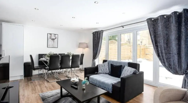 Preston Mews - Hot Tub, Parking, Sleeps 8!