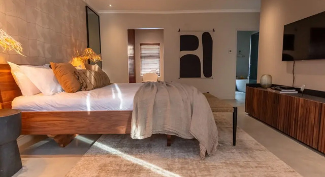 Relax in Style at this Stunning Villa in Camps Bay, Cape Town, Забронировать Вилла Коттеджи Cape Peninsula, Коттедж