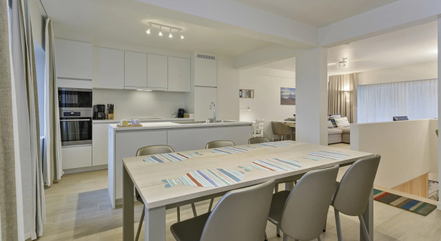 Stunning Family Apartment at the Beachfront of De Haan, Rezerwuj Apartament Hotele w Bruksela z parkingiem, Parking