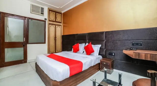 OYO 26589 Hotel Royal Town