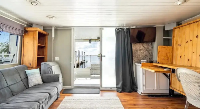 62' Yacht M/v Possibilities On Wide Private Canal 3 Bedroom Houseboat