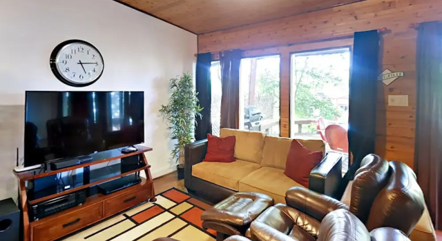 2BR Chill Ville With A View by RedAwning, Забронировать Отель Отели Остина 3 звезды, рядом с Lamar Beach, 3*