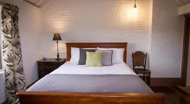 Люкс Deluxe The Barracks, Tocal