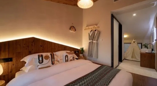 Кровать в общем номере Jiuwei Homestay