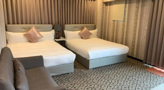 Четырёхместный номер Standard с балконом Chi Shing Hai Hotel