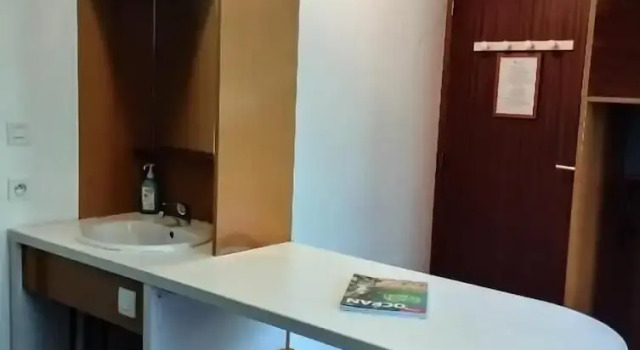 Кровать в общем номере (мужской номер) Auberge de Jeunesse HI Cancale