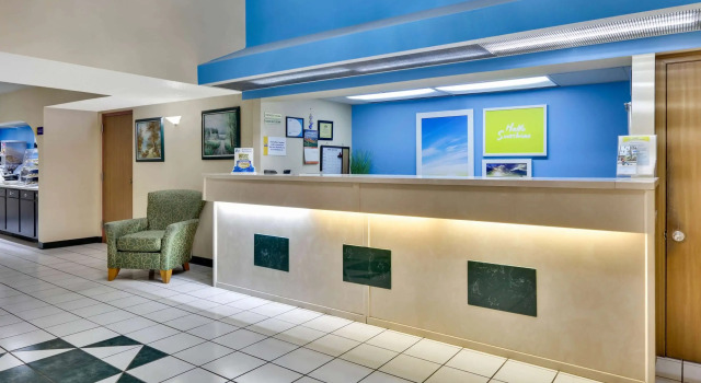 Days Inn & Suites by Wyndham Bentonville, Забронировать Отель Отели Бентонвилл с бассейном, рядом с Horsebarn Trailhead, Бассейн
