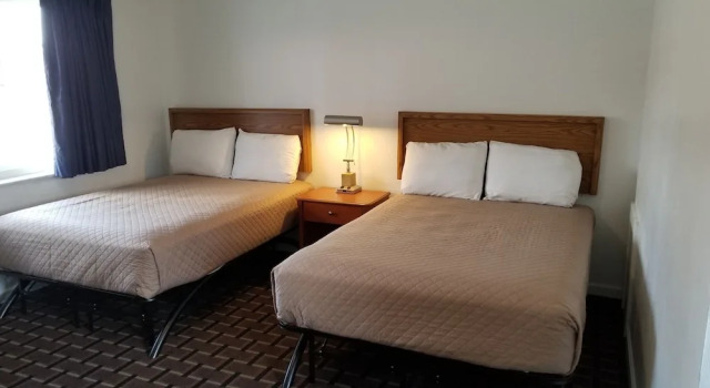 Четырёхместный номер Standard Budget Inn Breezewood