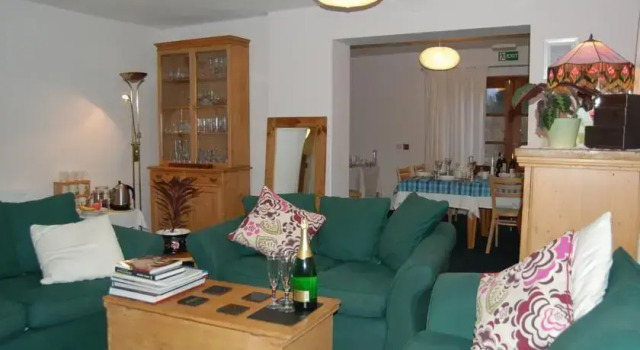 New Hall Guesthouse, Забронировать Отель Лланвртид-Уэлс Повис, рядом с Шерстяная мельница The Cambrian