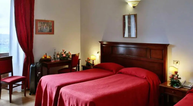 Трёхместный номер Standard с балконом и с красивым видом из окна Hotel Windsor Savoia