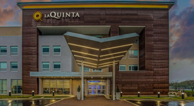La Quinta Inn & Suites by Wyndham Miramar Beach-Destin, Забронировать Отель Отели Дестин 3 звезды, рядом с Гольф-клуб Golf Garden of Destin, 3*
