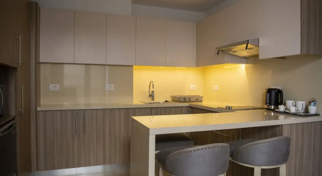 Двухместный семейный люкс с балконом ZUR Studios and Suites