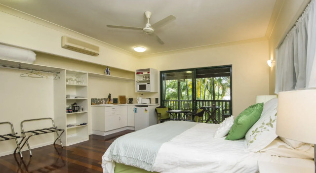 Magnetic Sunsets, Book Bed and Breakfast Hoteller i Magnetic Island med pool, Swimmingpool