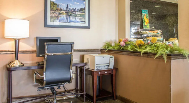 Quality Inn Elgin, Rezerwuj Hotel Hotele w Elgin z basenem, Basen