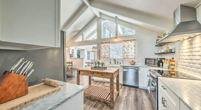 Коттедж Unique & Modern Alto Home w/ Private Hot Tub!