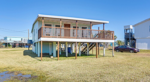 Walk to Shore! Family-friendly Surfside Beach Gem, Book Feriehus Sommerhuse i Houston, Hytte