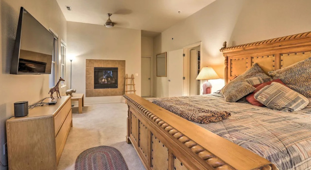 Downtown Manitou Springs Home: Tranquil Creek View, Забронировать Отель Отели и гостиницы Маниту-Спрингса, Отель