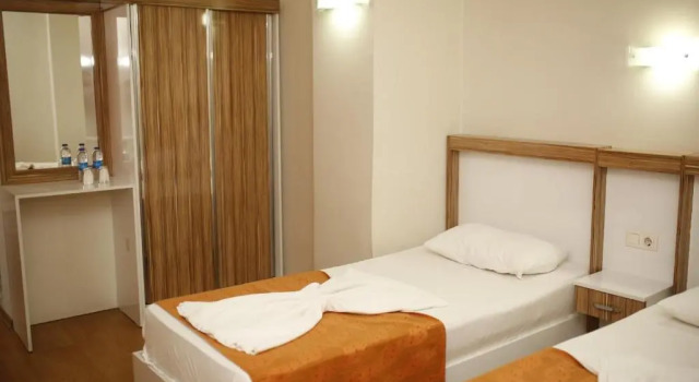 Четырёхместный номер Standard с балконом Özhan Hotel