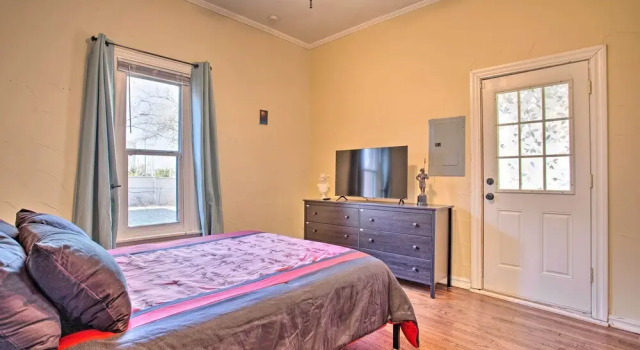 Pet-friendly OKC Home w/ Yard ~ 5 Mi to Dtwn!, Varaa Lomakoti Mökit kohteessa Oklahoma, Mökki