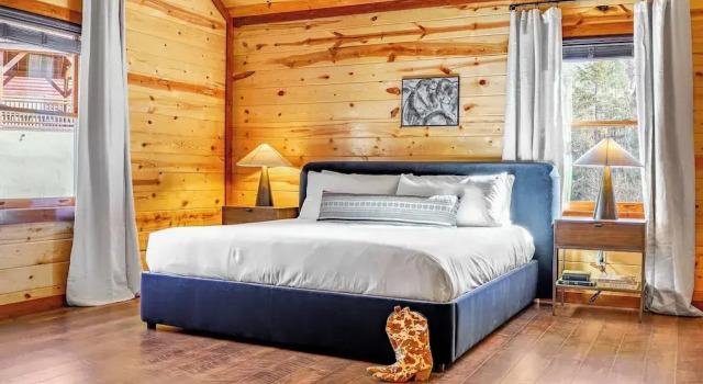 Daybreak by Avantstay Sleeps 18 Cabin + Pool/spa