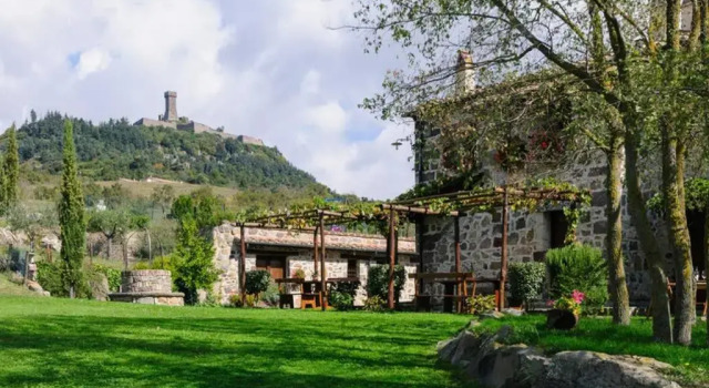 Girasole Cottage overlooking the Orcia valley in Tuscany, Book Feriehus Radicofani Val d'Orcia