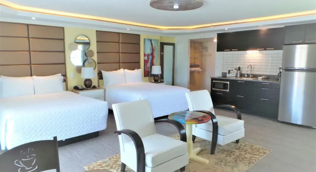 Четырёхместный номер Deluxe с балконом Island House Resort Hotel