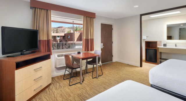 Четырёхместный номер Standard Best Western Red Hills
