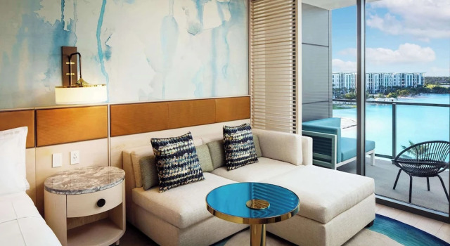 Двухместный номер с балконом и Lagoon View Conrad Orlando at Evermore