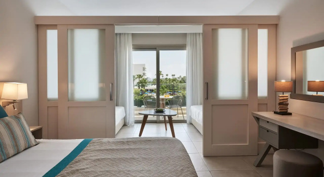 Семейный номер Standard с видом на внутреннюю территорию Atlantica Aeneas Resort