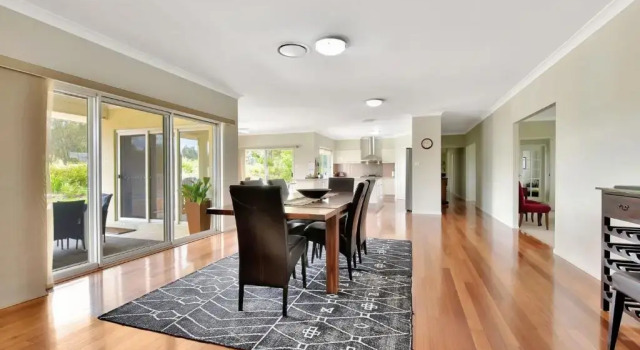 Silver Springs Estate 4br house + 6br house with Wifi, Pool. Fireplace, Views, Olives and Space, 예약 호텔 Rothbury Hunter Valley