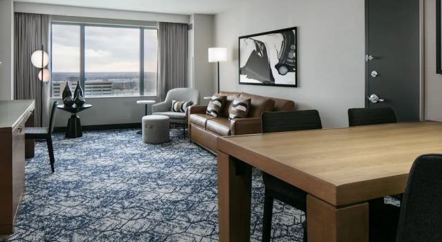 Двухместный полулюкс Sheraton Overland Park Hotel at the Convention Center