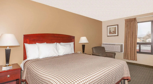 Двухместный номер Standard Days Inn by Wyndham Utica