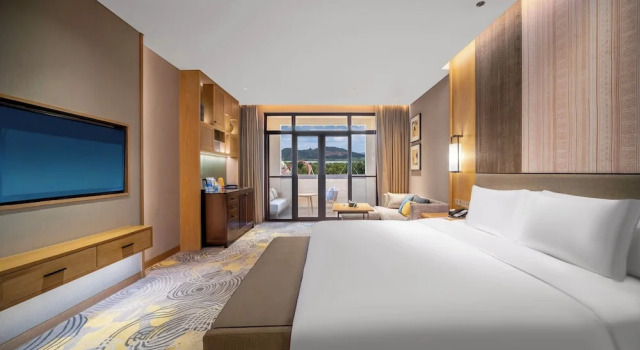 Двухместный клубный номер Standard с балконом Crowne Plaza Kunming Ancient Dian Town by IHG