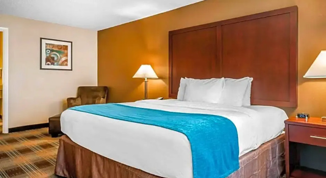 Люкс Clarion Inn near JBLM
