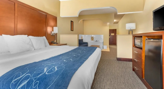 Deluxe suite Comfort Suites Findlay I-75 near Sports Complex