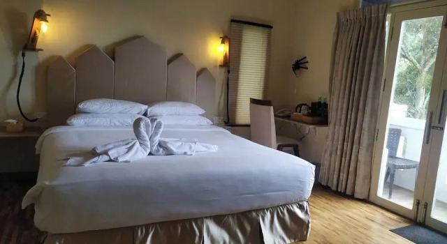 Двухместный номер Deluxe с балконом COTTAGES BY THE CREEK