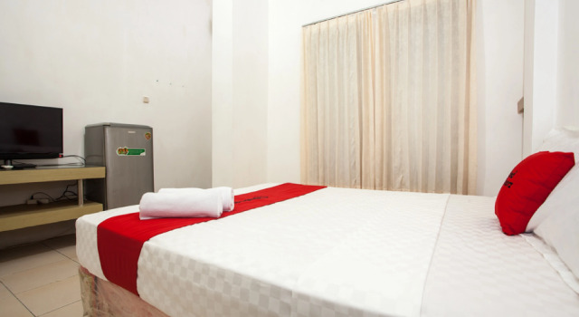 RedDoorz near Taman Bungkul