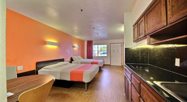 Четырёхместный номер Deluxe Motel 6-Edinburg, TX
