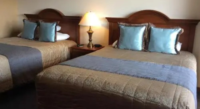 Scenic Shore Inn, Забронировать Отель Отели Элгома с бассейном, рядом с Винодельня von Stiehl, Бассейн