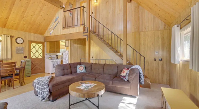 Woodsy Lake Arrowhead Cabin w/ Fire Pit Table