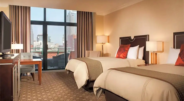 Четырёхместный номер Premier Omni Severin Hotel