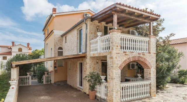 Amazing Apartment in Liznjan With 1 Bedrooms, Wifi and Outdoor Swimming Pool