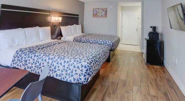 Четырёхместный номер Standard с балконом Econo Lodge Sevierville-Pigeon Forge on the River