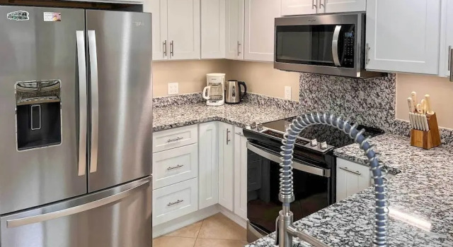 Апартаменты с 3 комнатами 1/4 Mi to Ocean: Beach Pebble Townhome w/ Patio