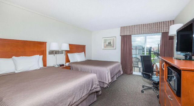 Четырёхместный номер Standard с видом на улицу Super 8 by Wyndham Port Elgin