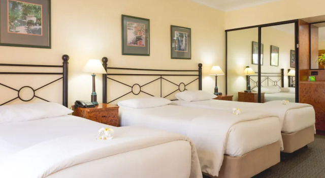 Трёхместный номер Standard с балконом и с видом на бассейн Palm Royale Cairns